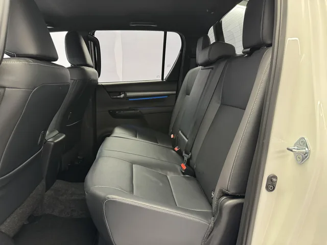 TOYOTA Hilux Double Cab.-Pick-up 2.8 D-4D MHEV 204 Invincible 4x4