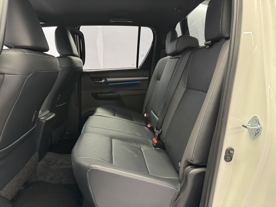 Hilux Double Cab.-Pick-up 2.8 D-4D MHEV 204 Invincible 4x4