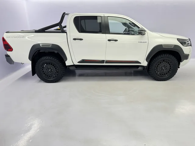 TOYOTA Hilux Double Cab.-Pick-up 2.8 D-4D MHEV 204 Invincible 4x4