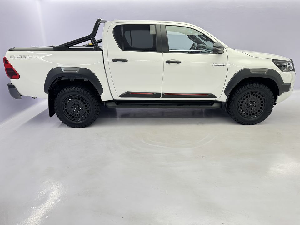 Hilux Double Cab.-Pick-up 2.8 D-4D MHEV 204 Invincible 4x4
