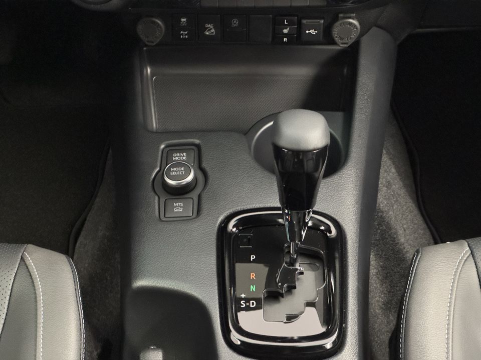 Hilux Double Cab.-Pick-up 2.8 D-4D MHEV 204 Invincible 4x4
