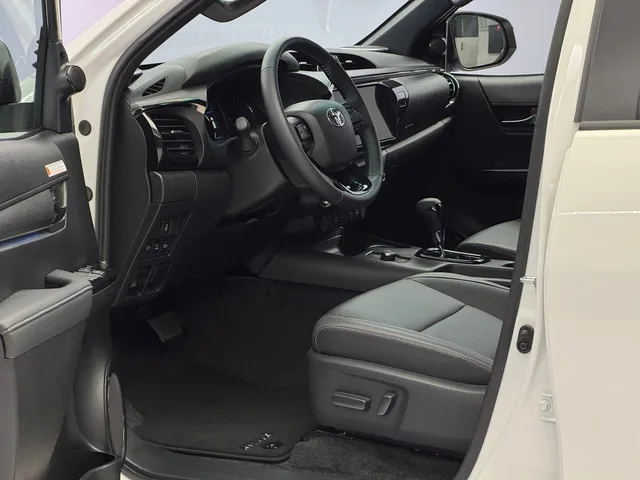 TOYOTA Hilux Double Cab.-Pick-up 2.8 D-4D MHEV 204 Invincible 4x4