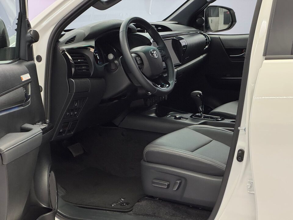 Hilux Double Cab.-Pick-up 2.8 D-4D MHEV 204 Invincible 4x4