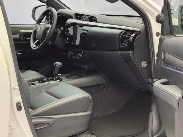 TOYOTA Hilux Double Cab.-Pick-up 2.8 D-4D MHEV 204 Invincible 4x4