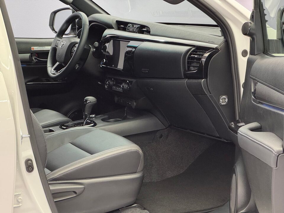 Hilux Double Cab.-Pick-up 2.8 D-4D MHEV 204 Invincible 4x4