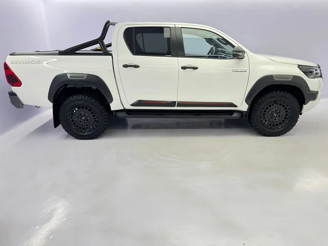 TOYOTA Hilux Double Cab.-Pick-up 2.8 D-4D MHEV 204 Invincible 4x4