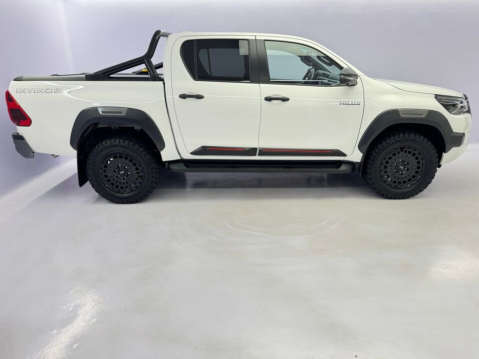 Hilux Double Cab.-Pick-up 2.8 D-4D MHEV 204 Invincible 4x4