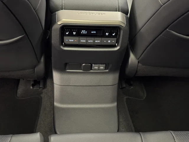 TOYOTA Land Cruiser 2.8 D 48V Invincible AWD