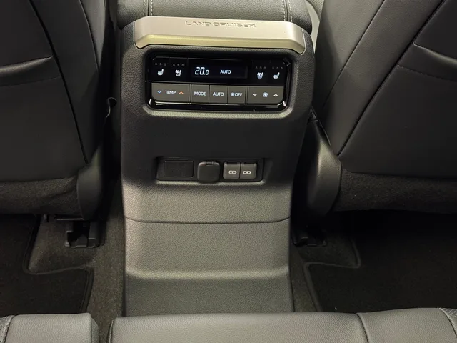 TOYOTA Land Cruiser 2.8 D 48V Invincible AWD