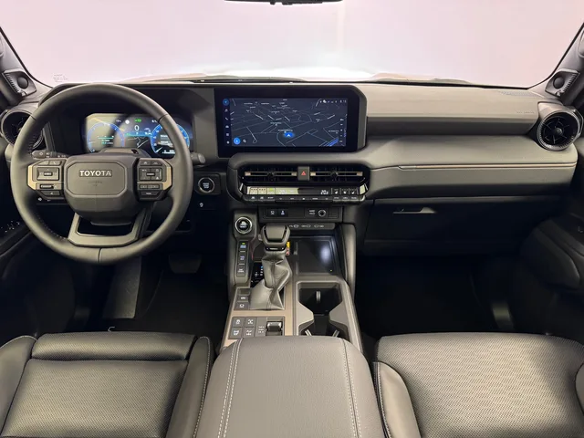 TOYOTA Land Cruiser 2.8 D 48V Invincible AWD