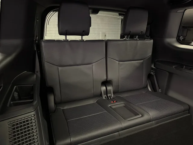 TOYOTA Land Cruiser 2.8 D 48V Invincible AWD
