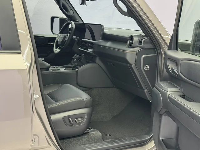 TOYOTA Land Cruiser 2.8 D 48V Invincible AWD