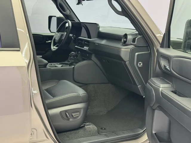 TOYOTA Land Cruiser 2.8 D 48V Invincible AWD