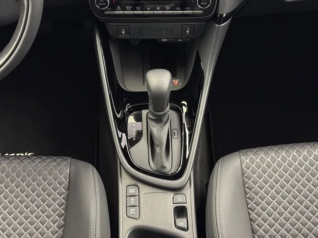 TOYOTA Yaris 1.5 VVT-i HSD Premium
