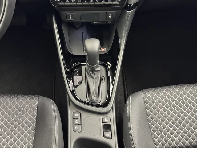 TOYOTA Yaris 1.5 VVT-i HSD Premium