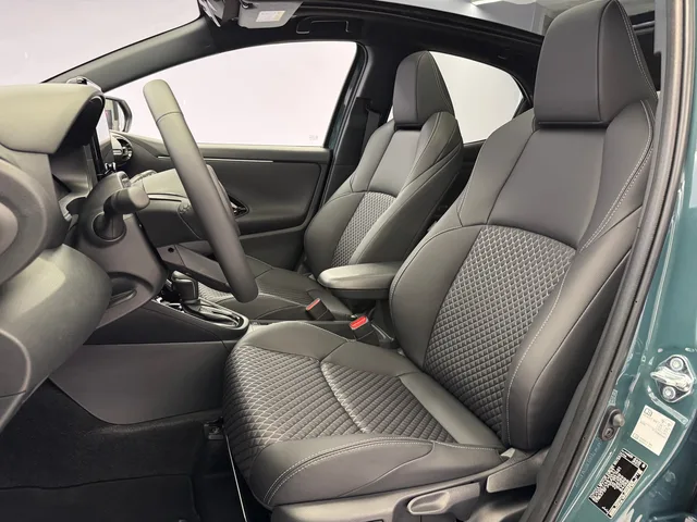 TOYOTA Yaris 1.5 VVT-i HSD Premium