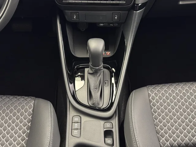 TOYOTA Yaris 1.5 VVT-i HSD Premium