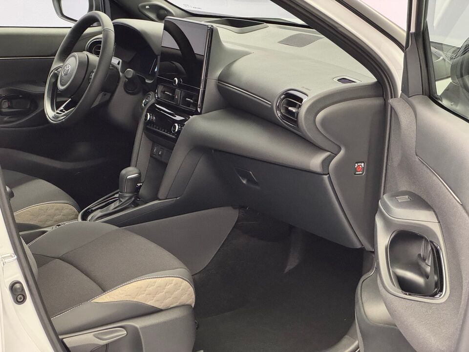 Yaris Cross 1.5 VVT-i HSD Premium AWD-i