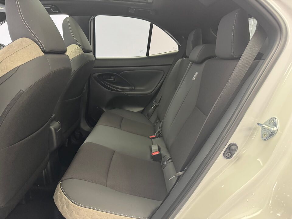 Yaris Cross 1.5 VVT-i HSD Premium AWD-i