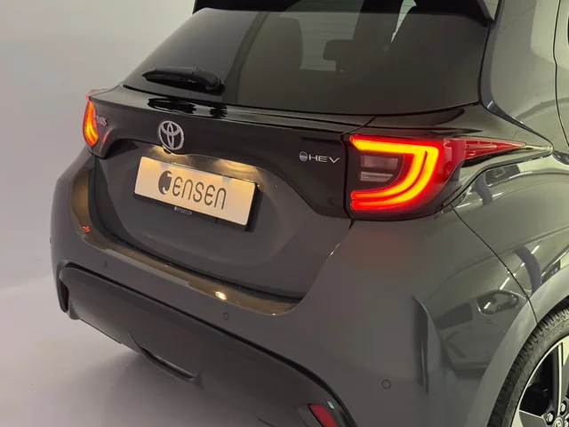TOYOTA Yaris 1.5 VVT-i HSD Premium