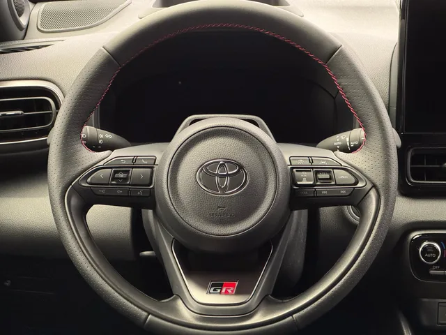 TOYOTA Yaris 1.5 VVT-i HSD GR Sport