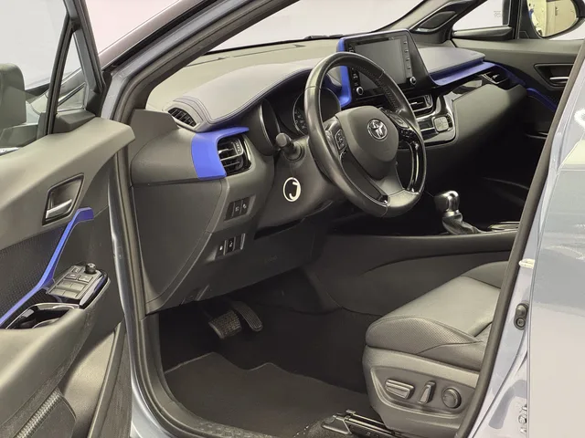 TOYOTA C-HR 2.0 VVTi HSD Style