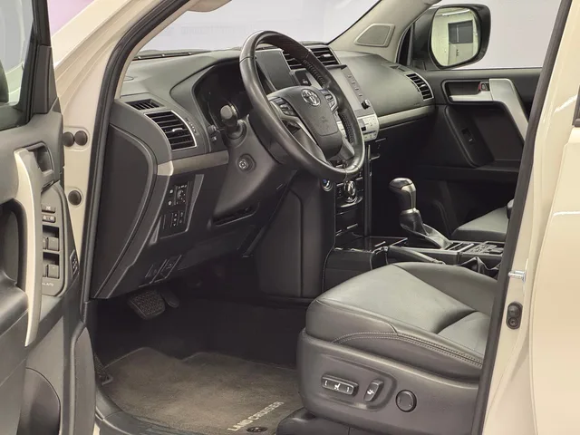 TOYOTA Land Cruiser 2.8 D 230 Invincible AWD