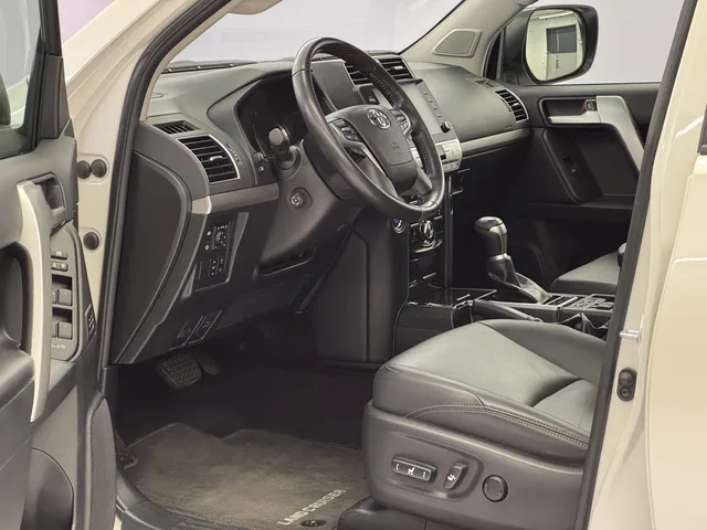 TOYOTA Land Cruiser 2.8 D 230 Invincible AWD
