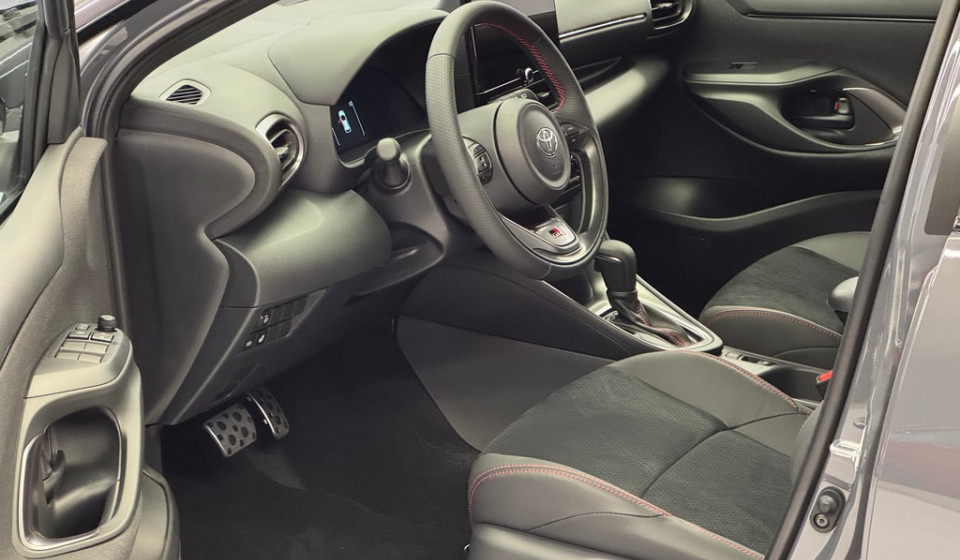 TOYOTA Yaris Hybrid 1.5 GR Sport