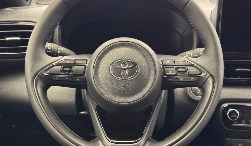 TOYOTA Yaris Hybrid 1.5 Premium