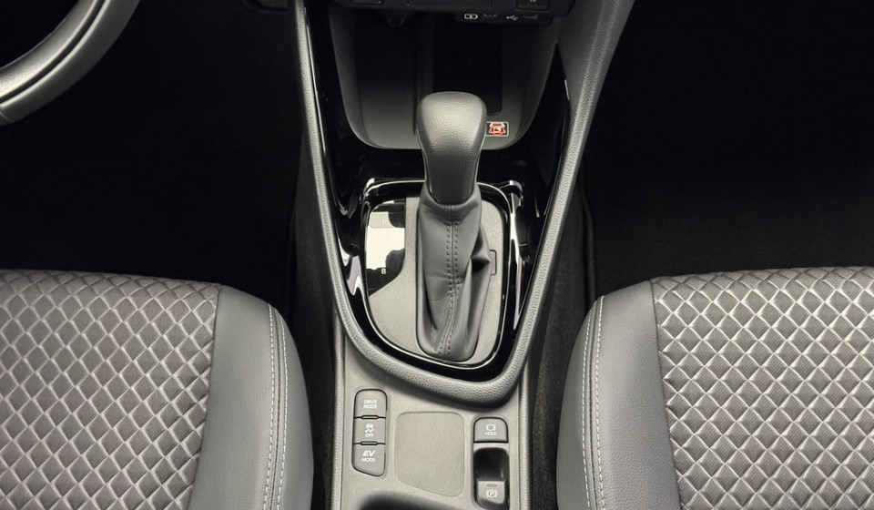 TOYOTA Yaris Hybrid 1.5 Premium