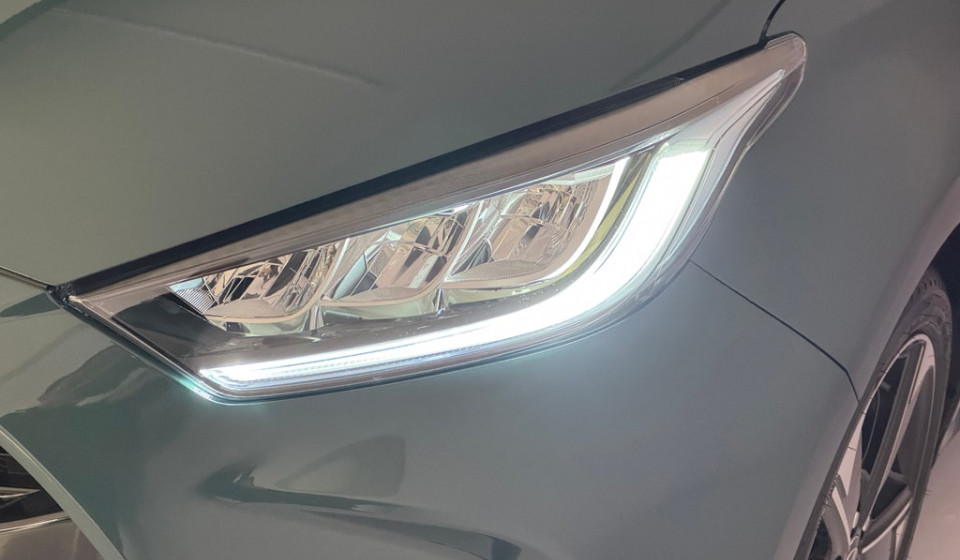 TOYOTA Yaris Hybrid 1.5 Premium