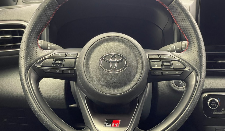 TOYOTA Yaris Hybrid 1.5 GR Sport