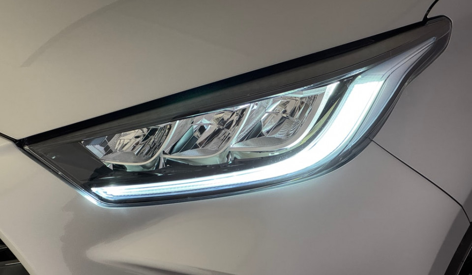 TOYOTA Yaris Hybrid 1.5 Premium