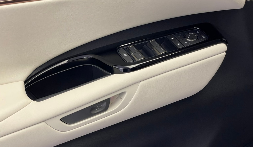 LEXUS LM 350h VIP E-FOUR Voll-Hybrid