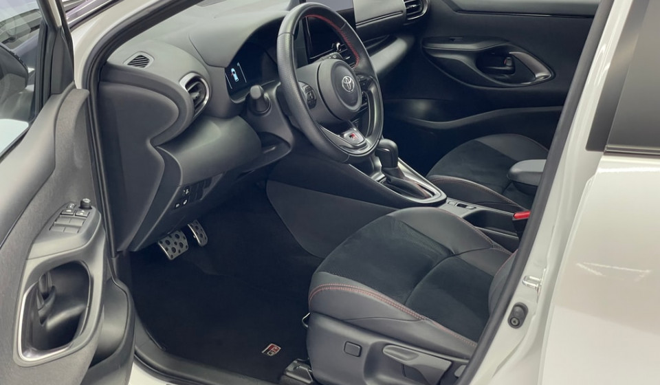 TOYOTA Yaris Hybrid 1.5 GR Sport